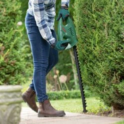 Bosch Easy HedgeCut 45-16 - Alton Garden Centre 9 Bosch Easy HedgeCut 45-16 - Alton Garden Centre -Stihl || COBRA || Wolf Sales Bosch 0600847A71 A6 EasyHedgeCut 45 16 Electric Hedge Trimmer Paving